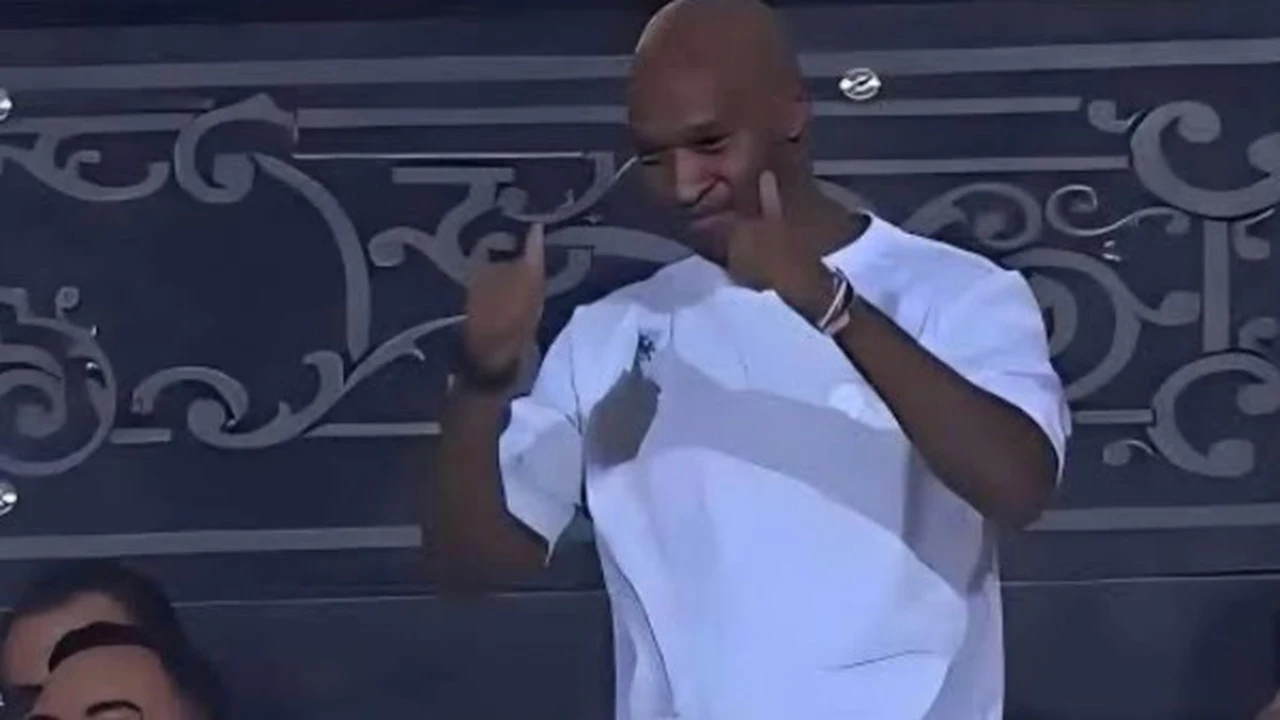 شيكابالا يوزع مياه وحازم إمام يرقص.. مواقف إنسانية لنجوم الزمالك بالمدرجات